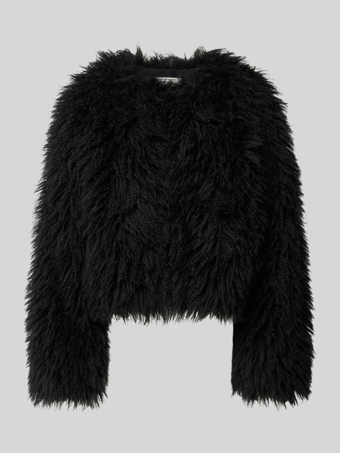 Constantly K über Mode-Trends der Party Season: "Mehr ist mehr – Glitzer, Pailletten und auffällige Schulterpolster!" Fake Fur Jacke