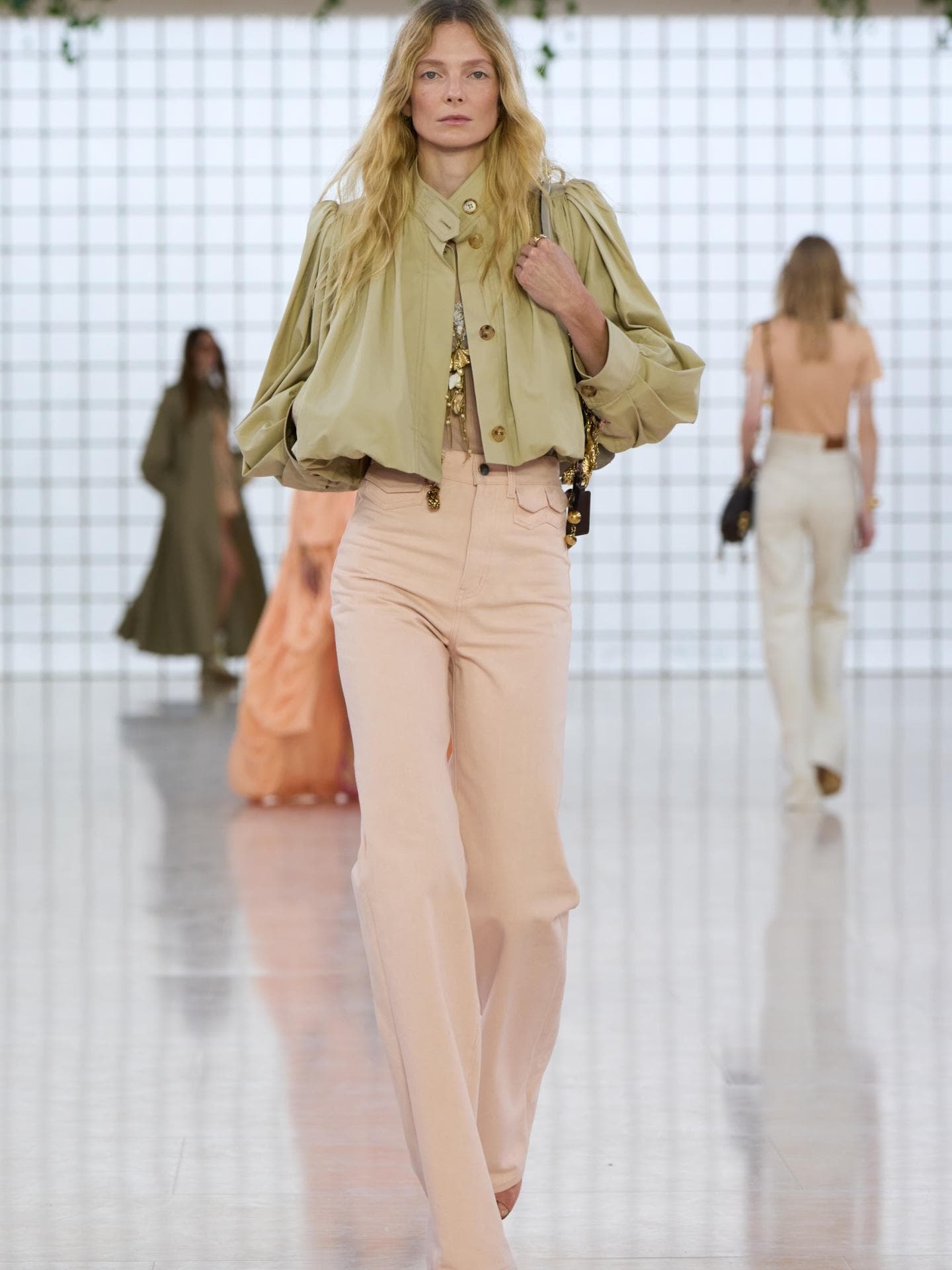 Das sind die größten Jacken-Trends für Frühjahr und Sommer Cropped Trenchs bei Chloé