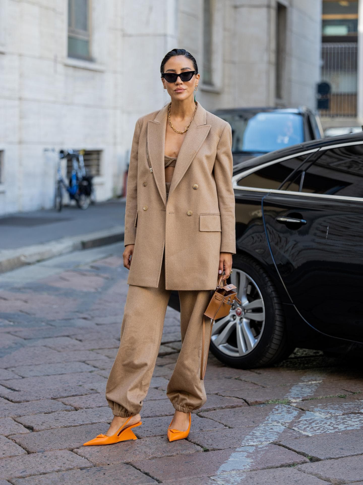 Hosenanzug kombinieren Frau in einem Hosenanzug