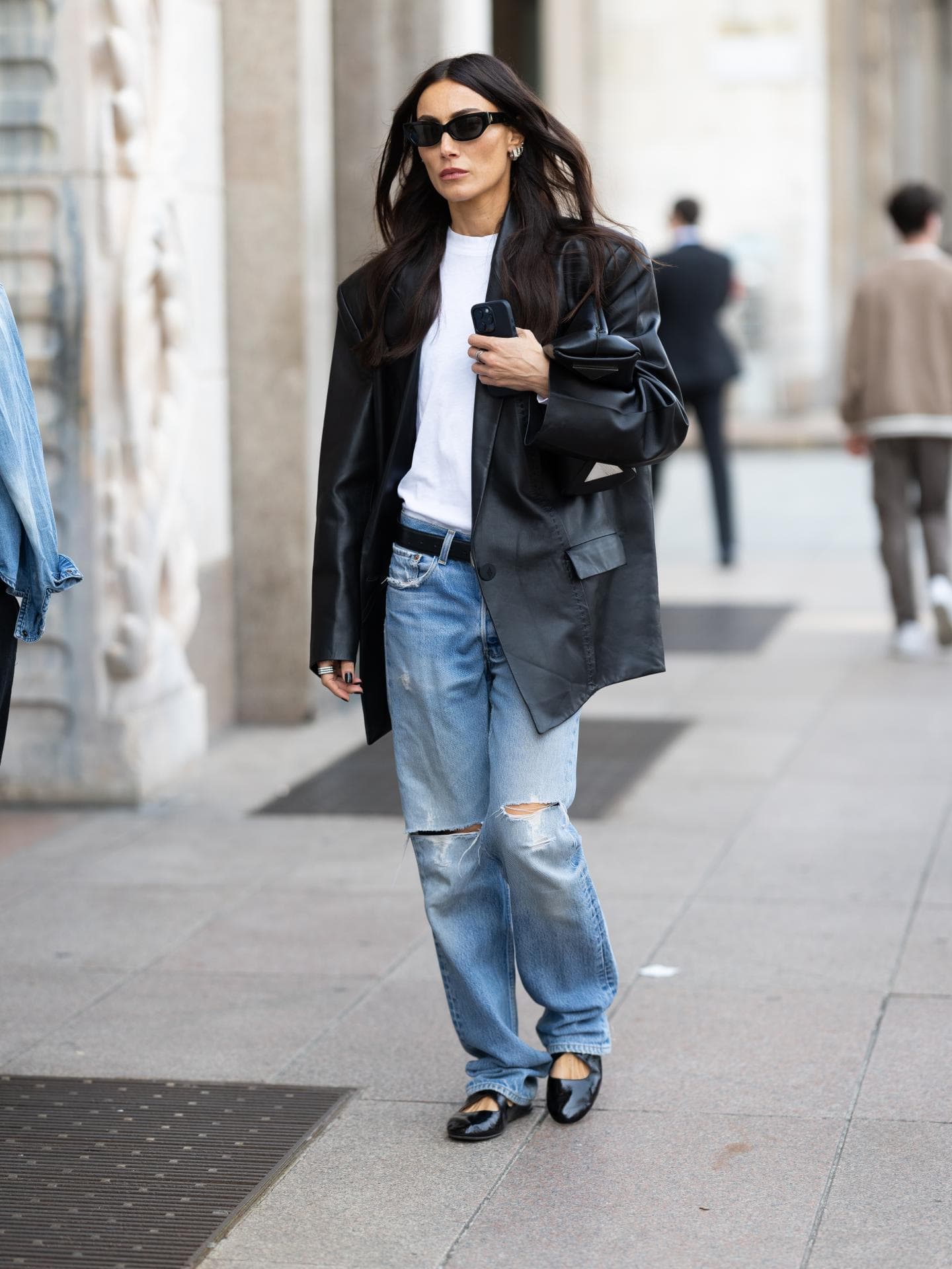 Low-Rise-Jeans kombinieren: Alles über das Comeback der Hüfthosen Blazer mit Low-Rise-Jeans