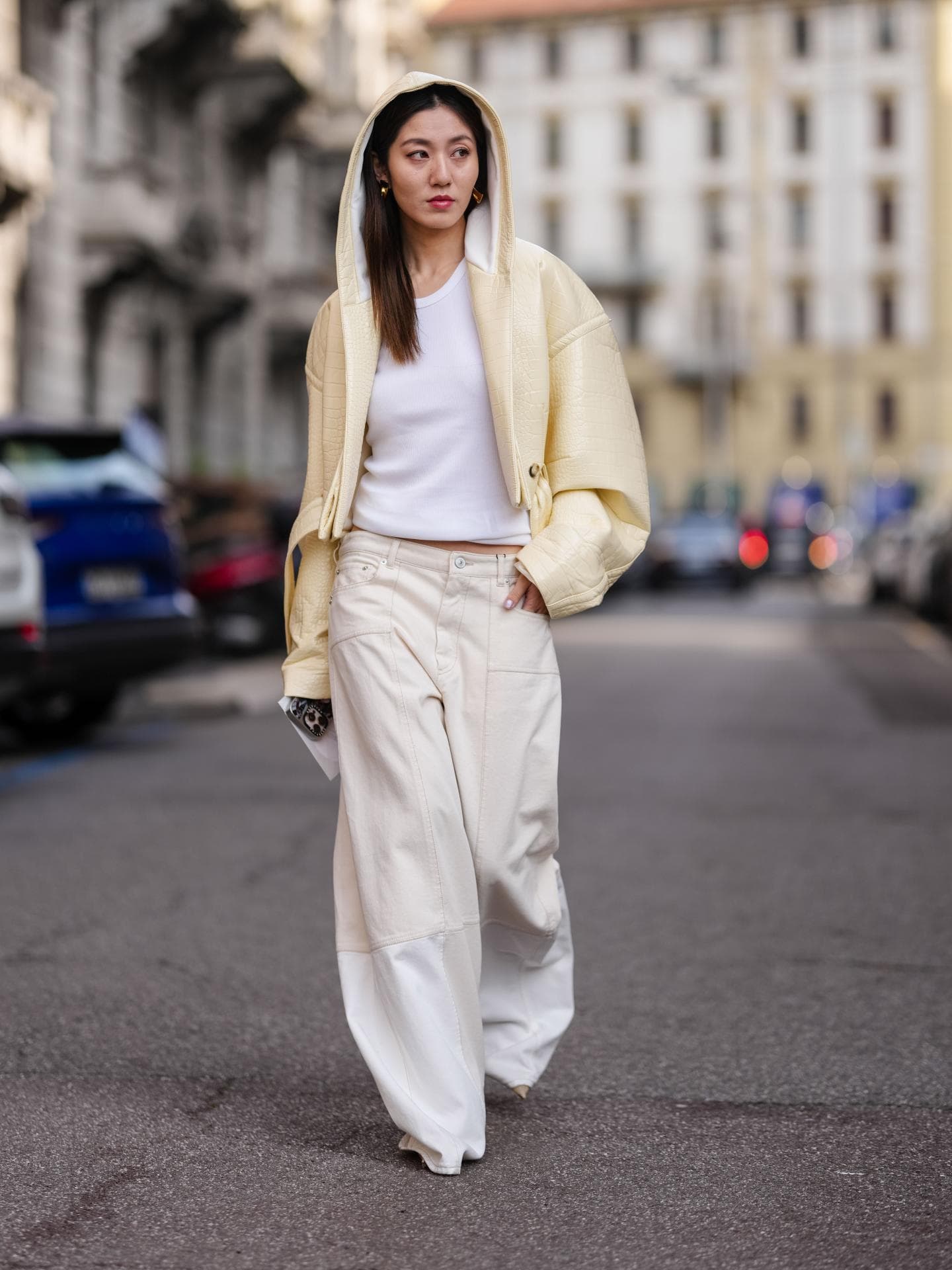 Low-Rise-Jeans kombinieren: Alles über das Comeback der Hüfthosen Low-Rise-Jeans mit Basics kombinieren