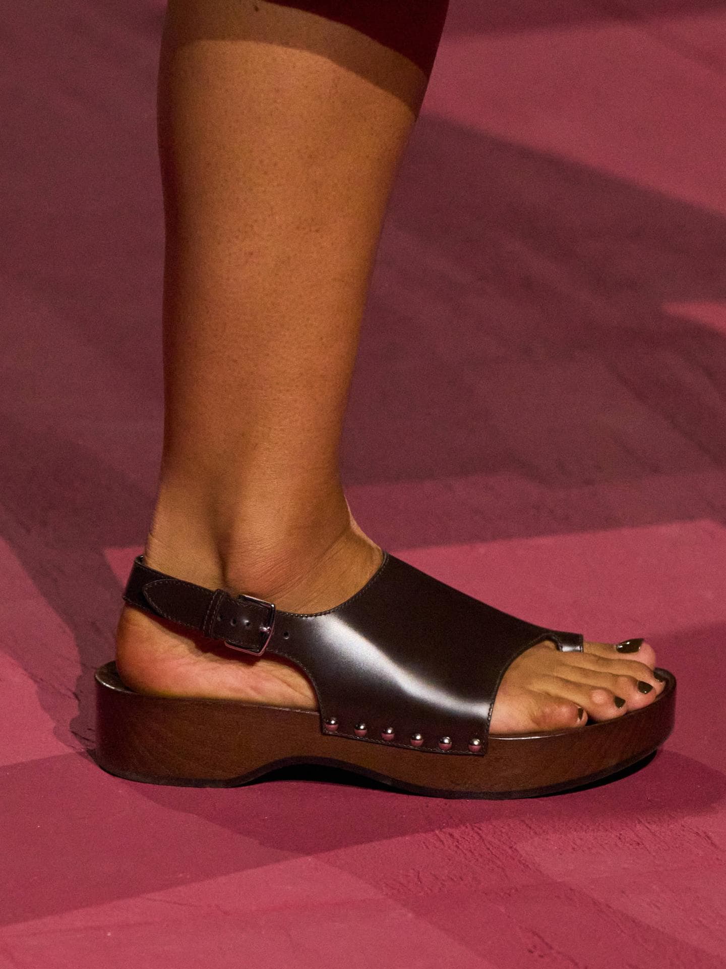 Sandalen-Trends 2025: Die schönsten Modelle Clogs