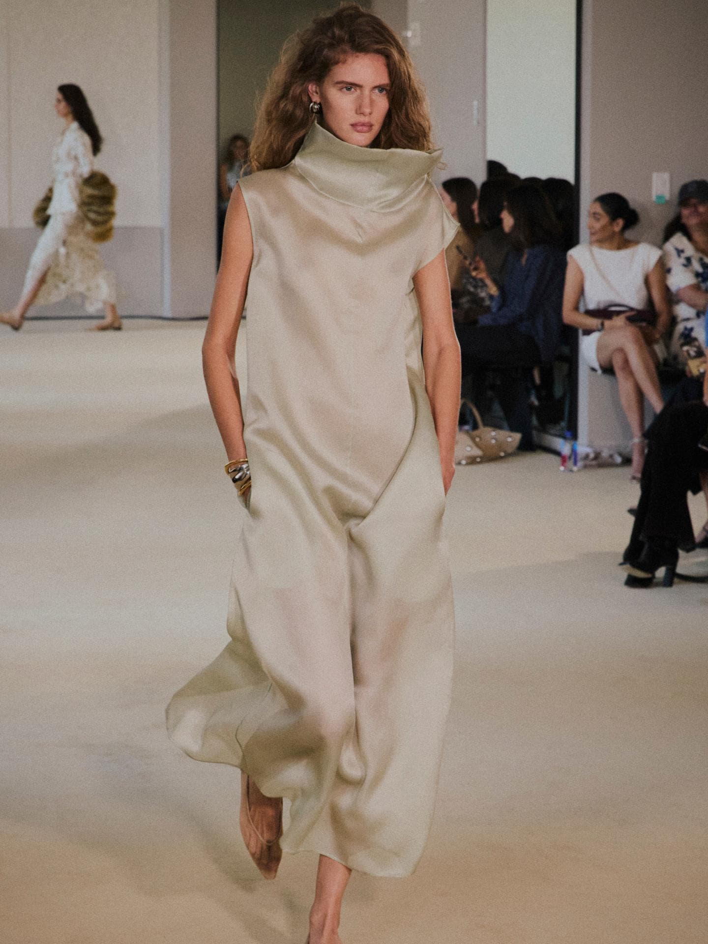 New York Fashion Week: Das sind die größten Trends für Frühjahr/Sommer 2026 Altuzarrra