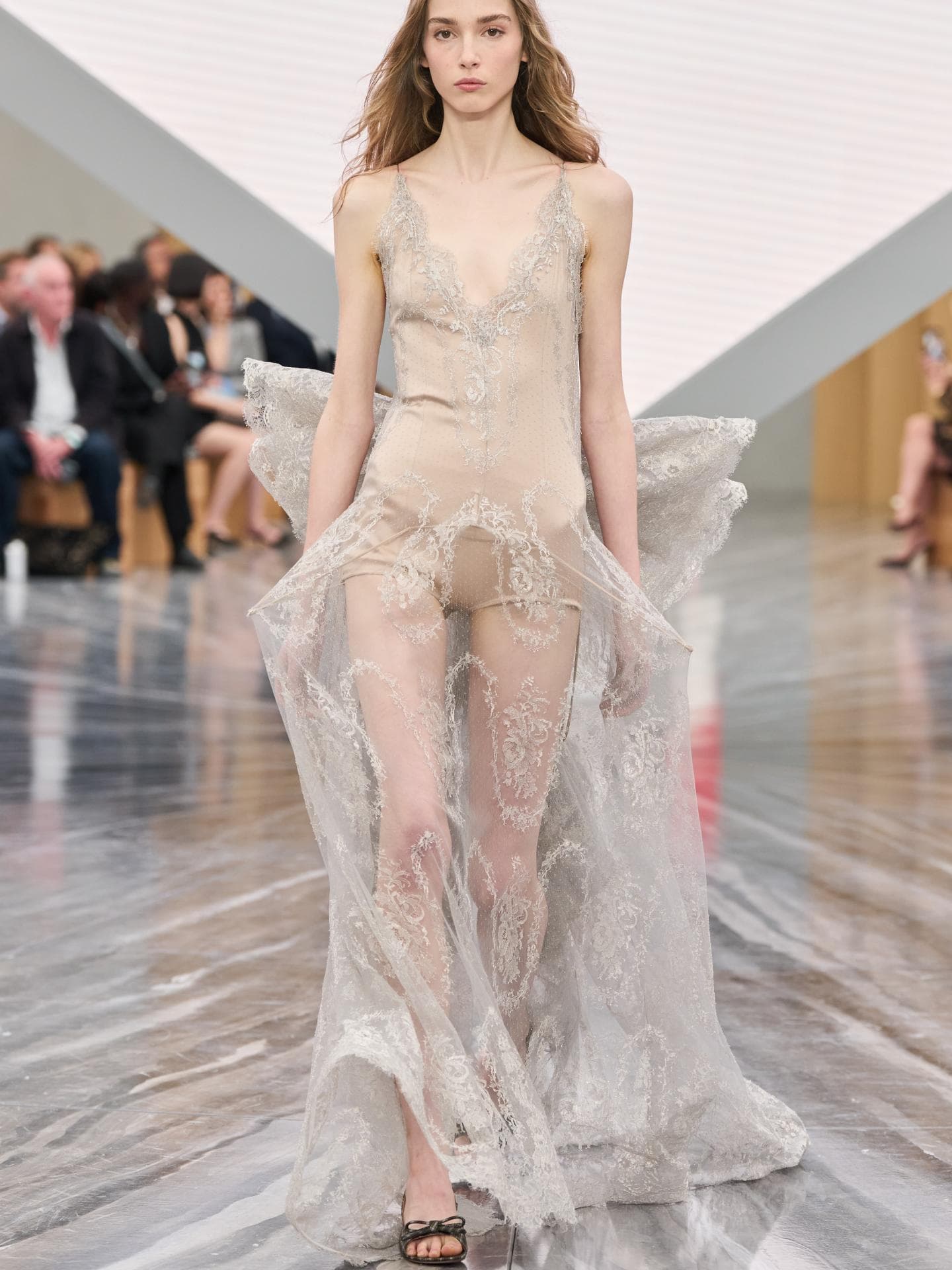 Jonathan Anderson beschert uns bei seinem Dior-Debüt den elegantesten Schuh-Trend für Frühling/Sommer 2025 Jonathan Anderson beschert uns bei seinem Dior-Debüt den elegantesten Schuh-Trend für Frühling/Sommer 2025