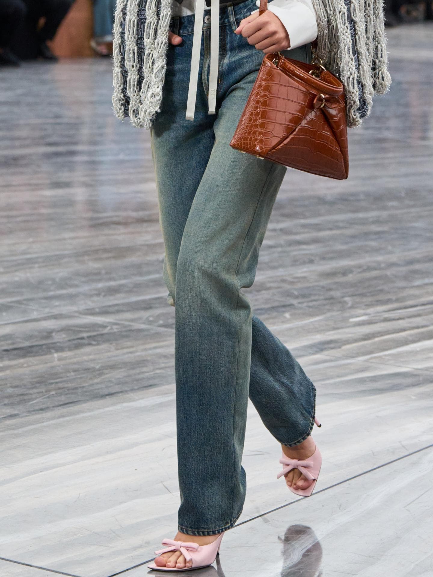 Jonathan Anderson beschert uns bei seinem Dior-Debüt den elegantesten Schuh-Trend für Frühling/Sommer 2025 Jonathan Anderson beschert uns bei seinem Dior-Debüt den elegantesten Schuh-Trend für Frühling/Sommer 2025