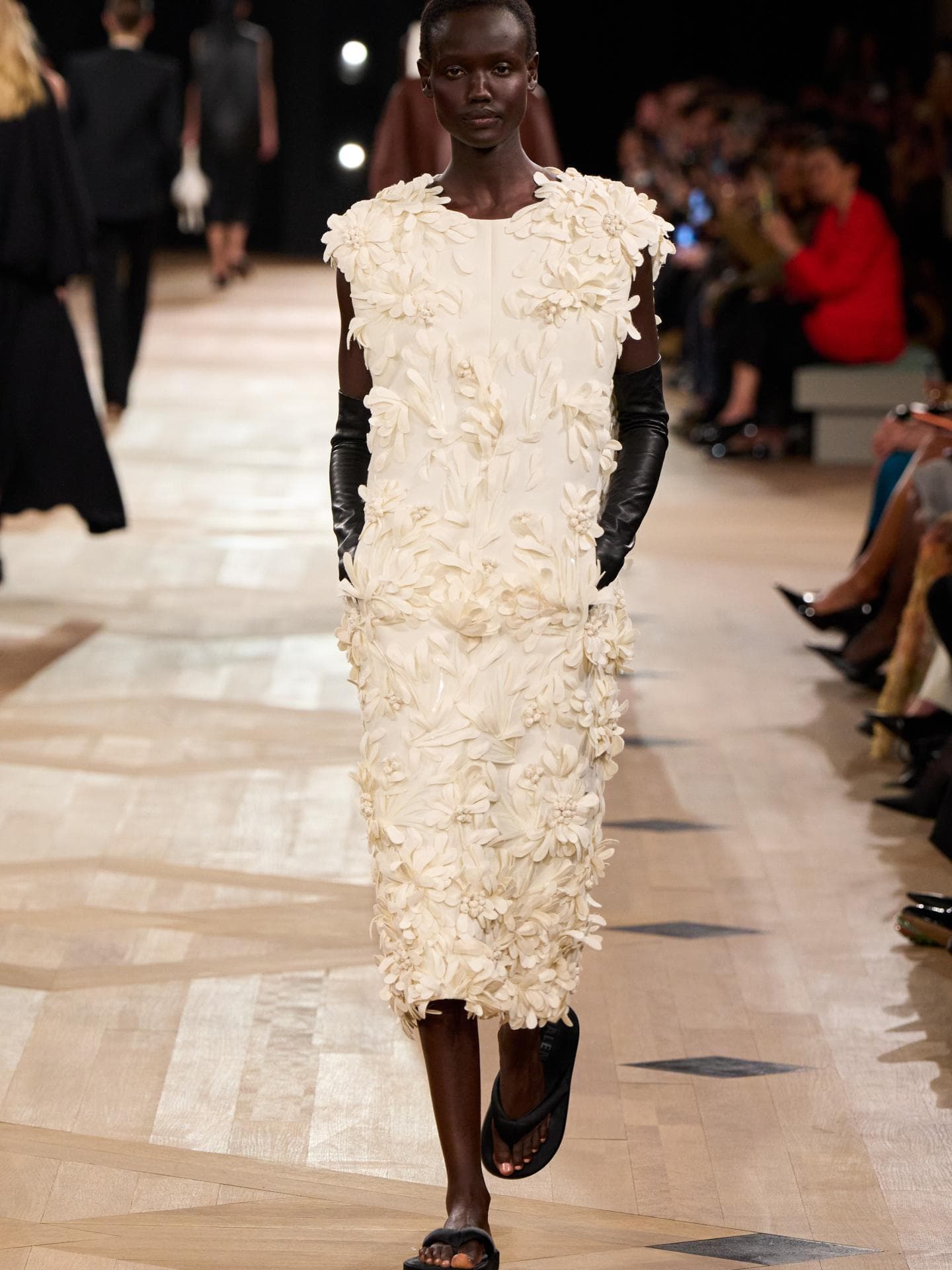 Alexandra Leclercs im schönsten Kleider-Trend im Frühling Balenciaga Frühjahr/Sommer 2026