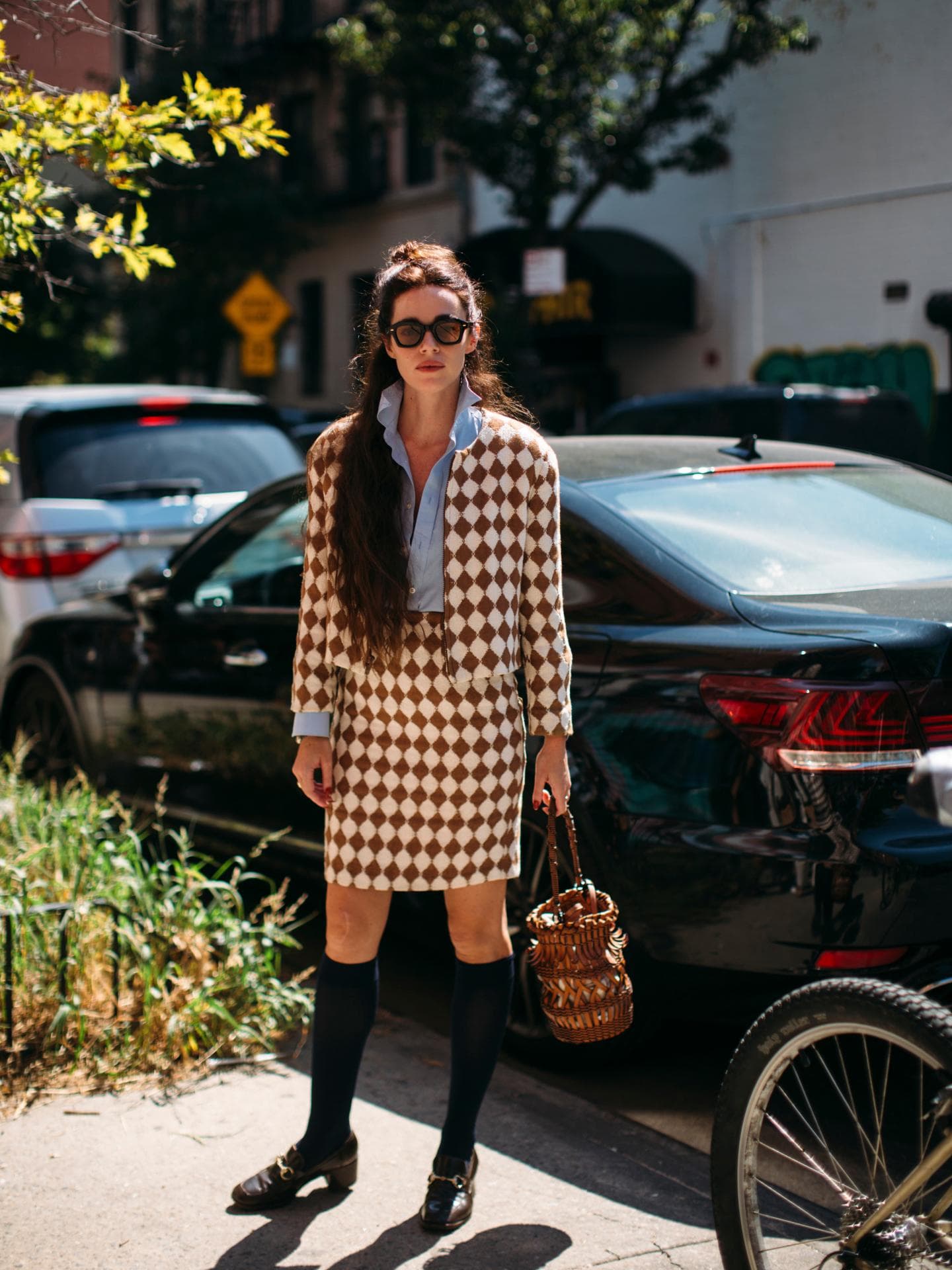Dass Loafer und Kniestrümpfe ein absolutes Dream-Team sind, zeigt dieses Styling-Duo. Dass Loafer und Kniestrümpfe ein absolutes Dream-Team sind, zeigt dieses Styling-Duo.