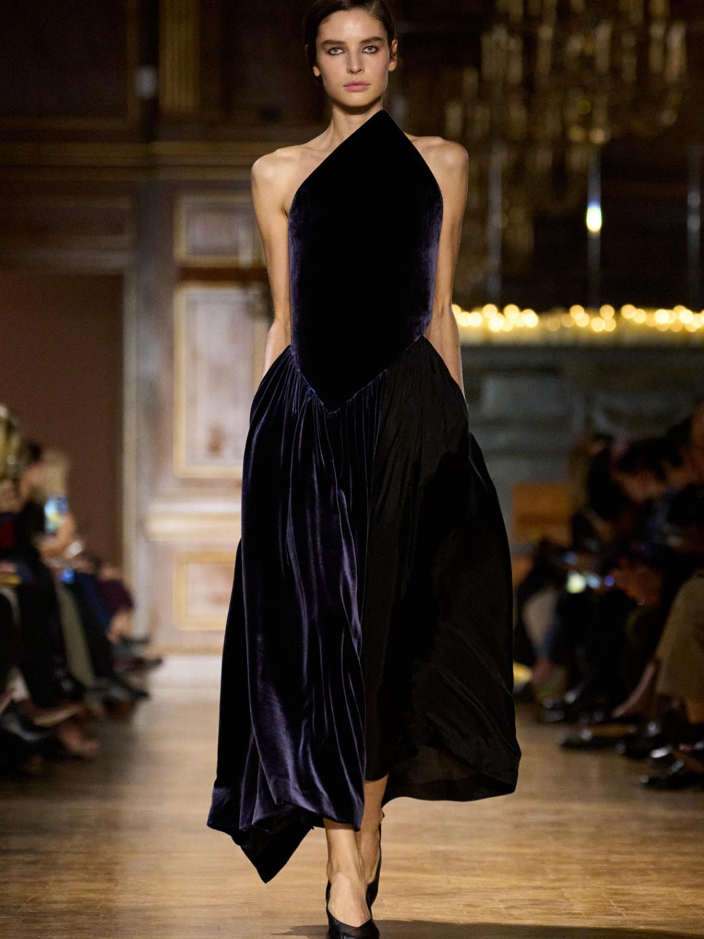 Victoria Beckham: Von Neutrals zu Jewel Tones Victoria Beckham: Von Neutrals zu Jewel Tones