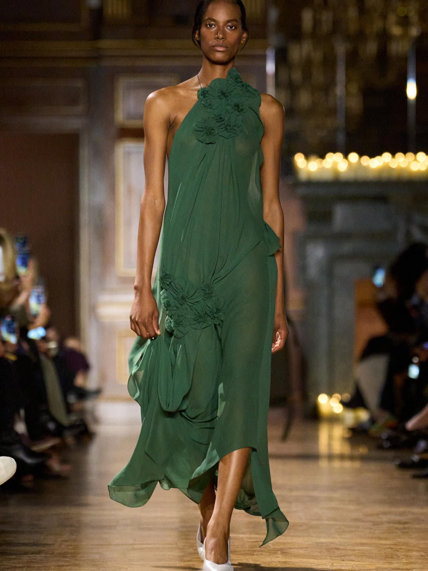 Victoria Beckham Herbst/Winter 2026/27 Victoria Beckham: Von Neutrals zu Jewel Tones