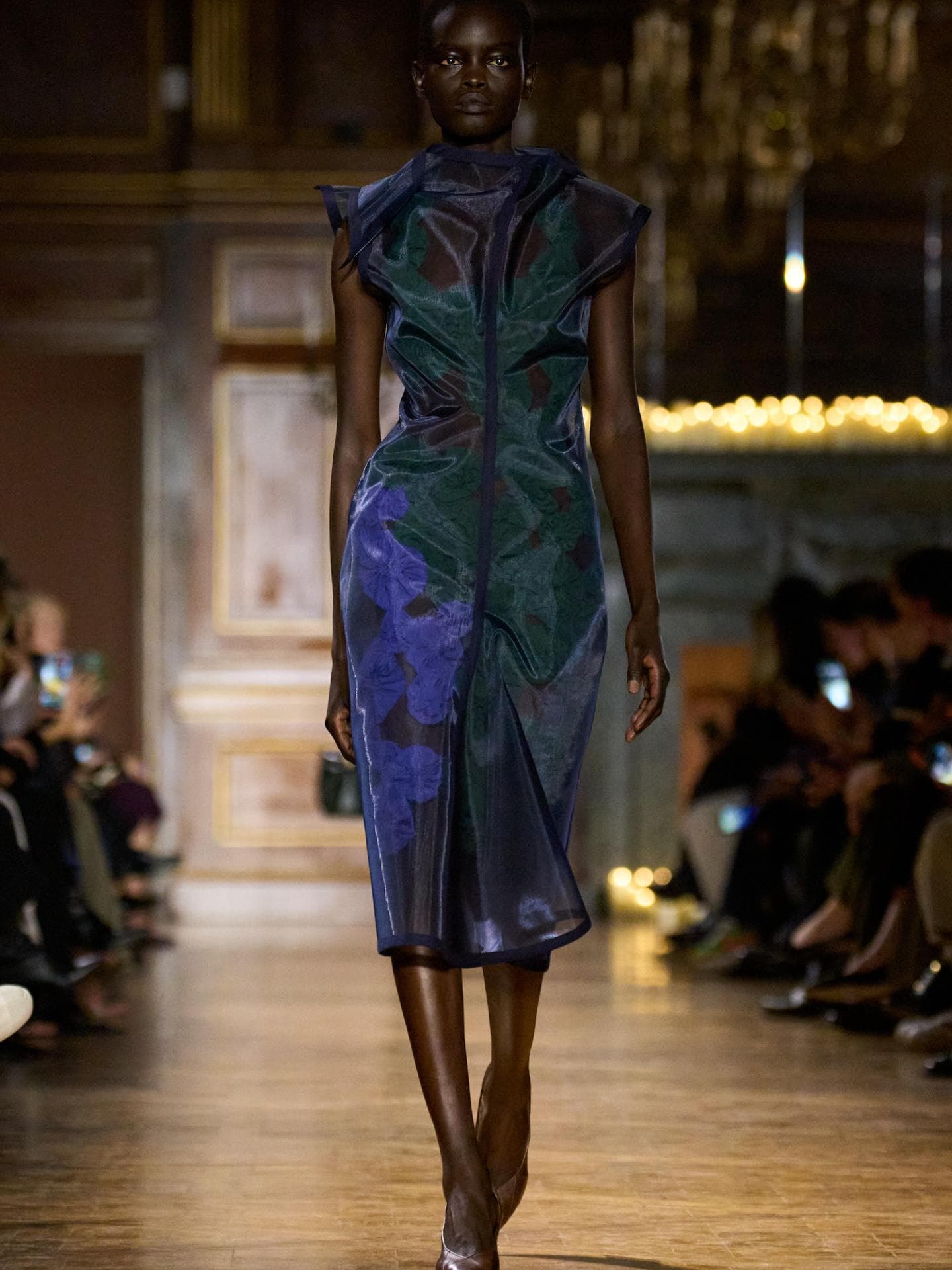 Victoria Beckham: Von Neutrals zu Jewel Tones Victoria Beckham: Von Neutrals zu Jewel Tones