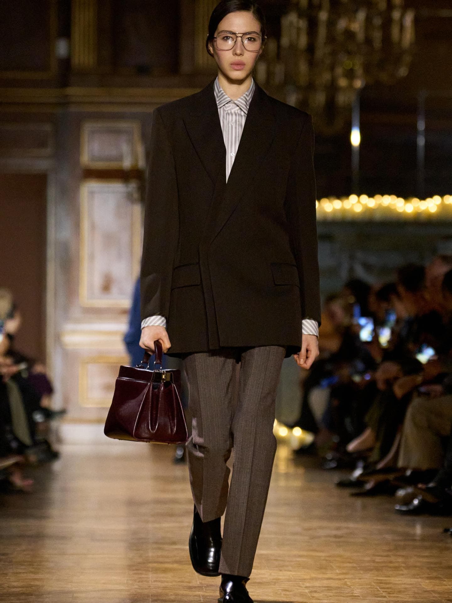 Victoria Beckham: Von Neutrals zu Jewel Tones Victoria Beckham: Von Neutrals zu Jewel Tones