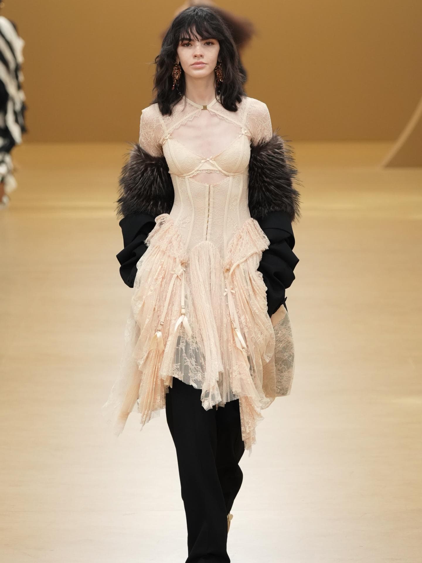 So stylt ihr den neuen Lingerie-Look wie ein Profi So stylt ihr den neuen Lingerie-Look wie ein Profi