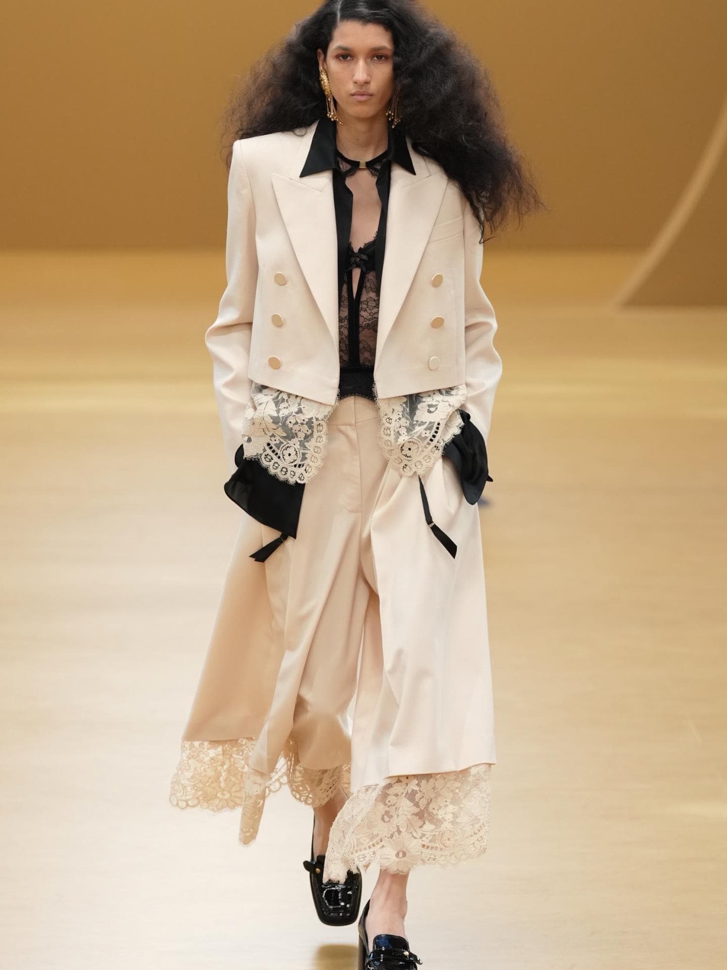 So stylt ihr den neuen Lingerie-Look wie ein Profi So stylt ihr den neuen Lingerie-Look wie ein Profi