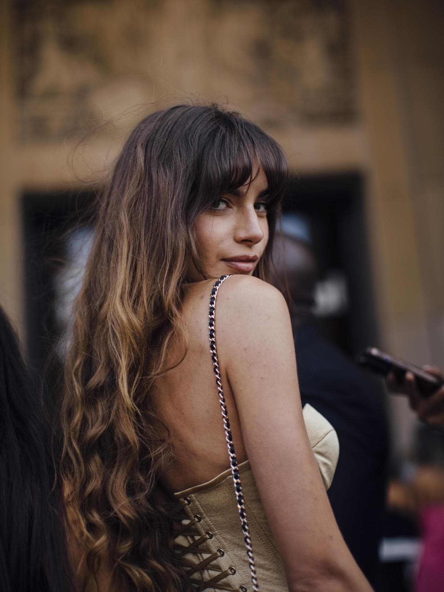 Pariserinnen schwören 2026 auf den eleganten Frisuren-Trend "French Balayage" Pariserinnen schwören 2026 auf den eleganten Frisuren-Trend "French Balayage"