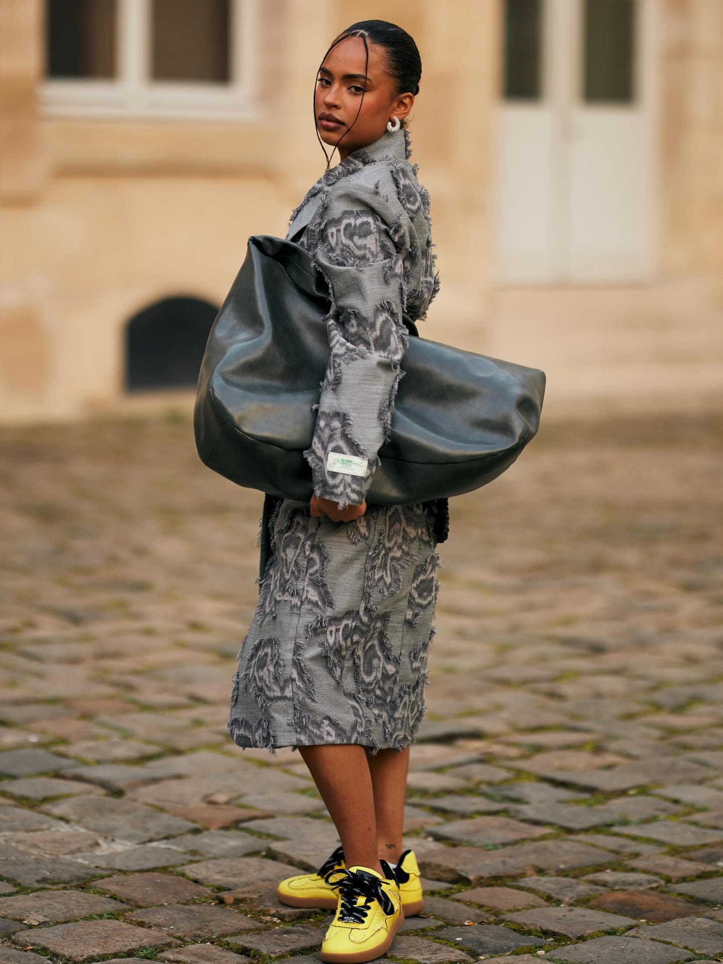 Bunte Sneaker kombinieren: So gelingt das Styling Bunte Sneaker kombinieren: So gelingt das Styling