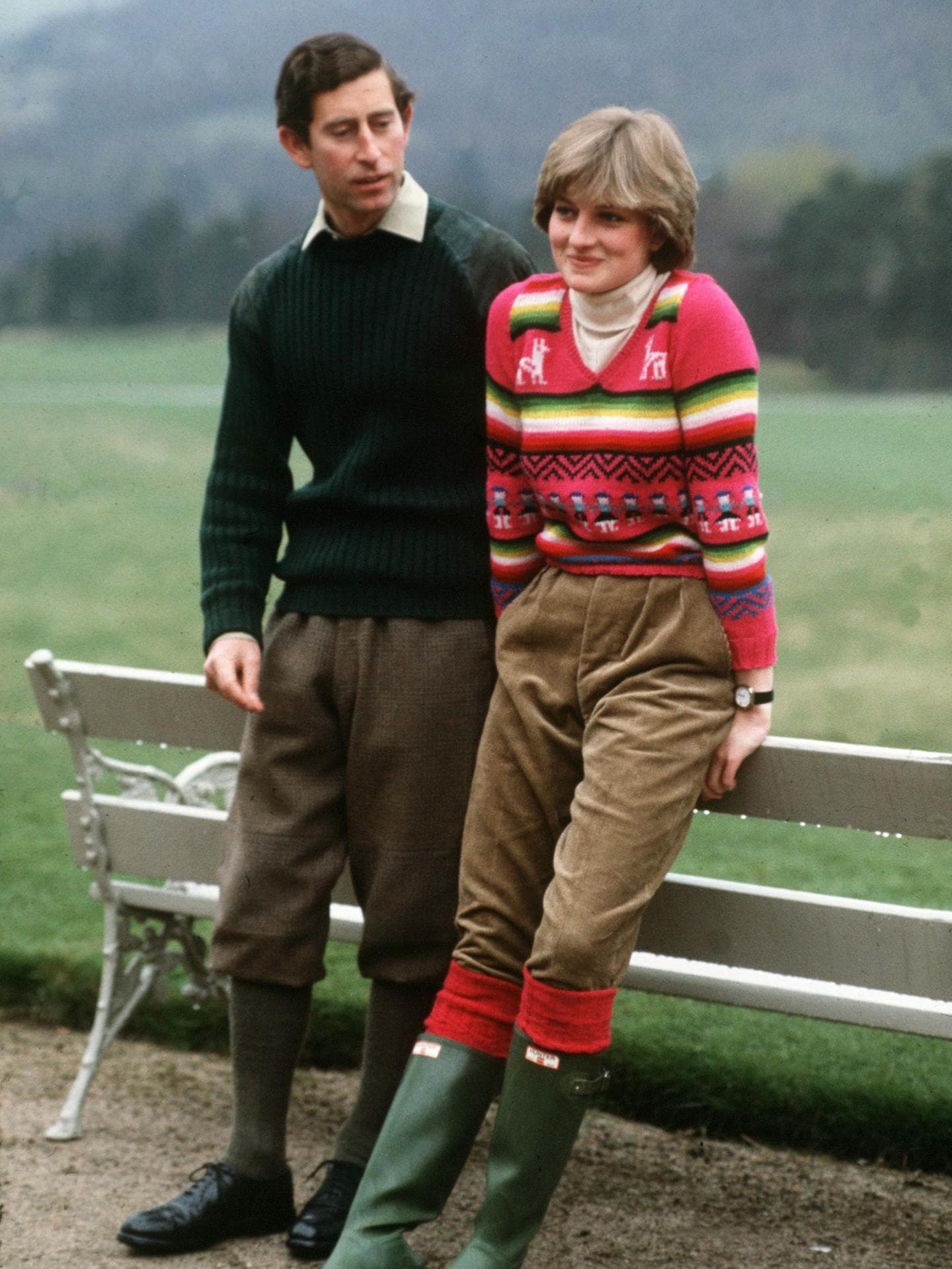 Die schönsten Looks von Prinzessin Prinzessin Diana und König Charles posieren