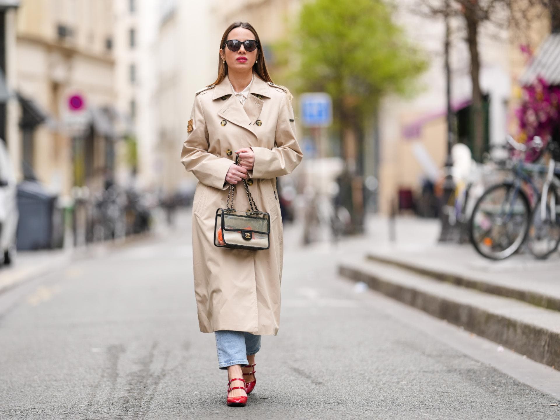 Frau trägt Trenchcoat beige Streetstyle Frau trägt Trenchcoat beige Streetstyle
