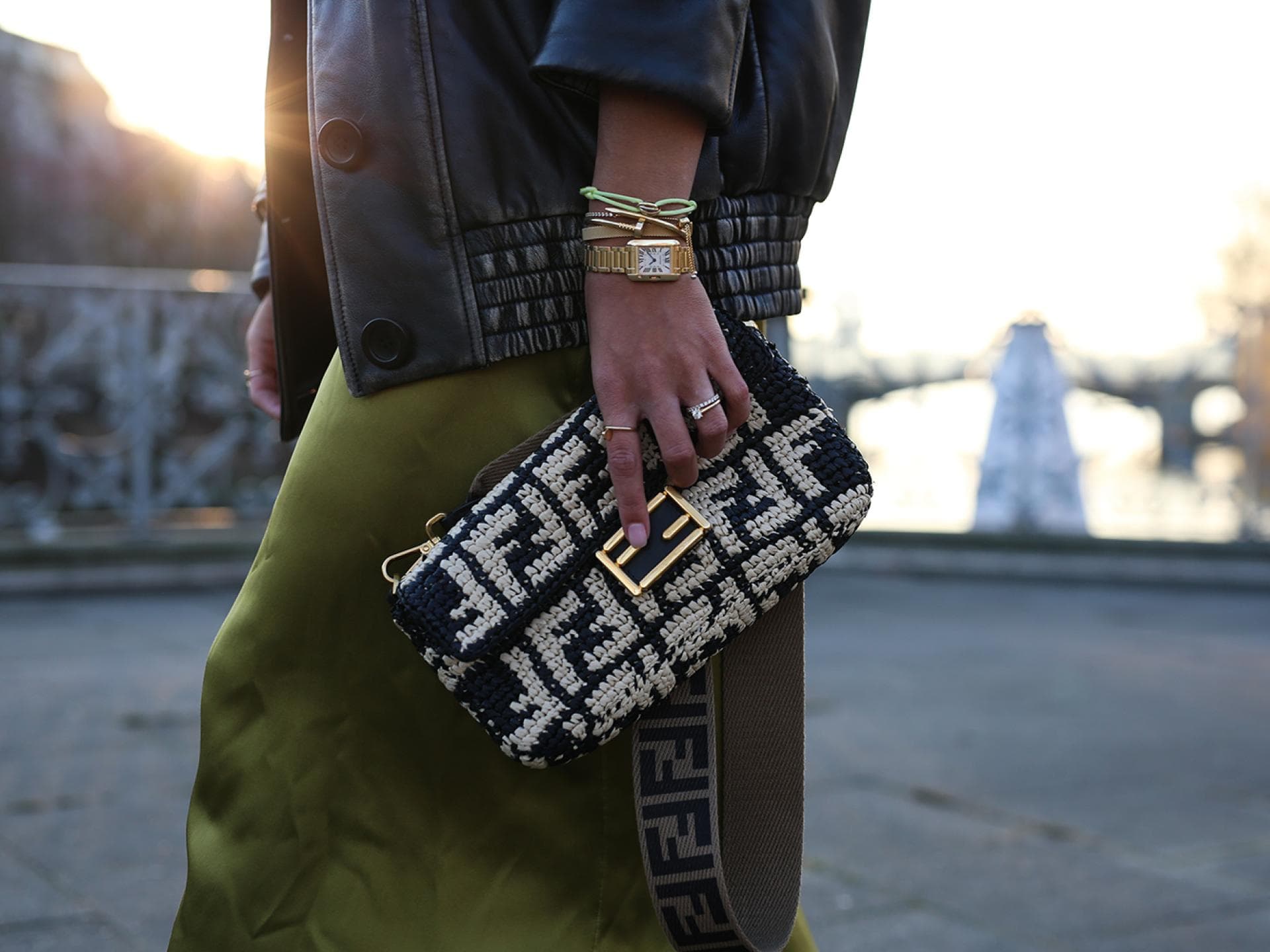 Aylin König mit einer Cartier Uhr