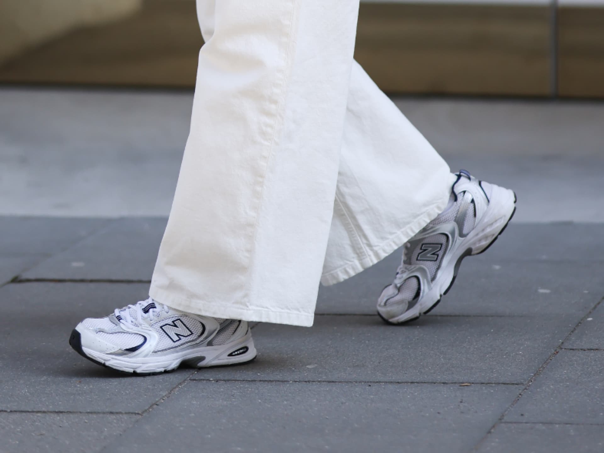 Weiß-graue Sneaker Weiß-graue Sneaker