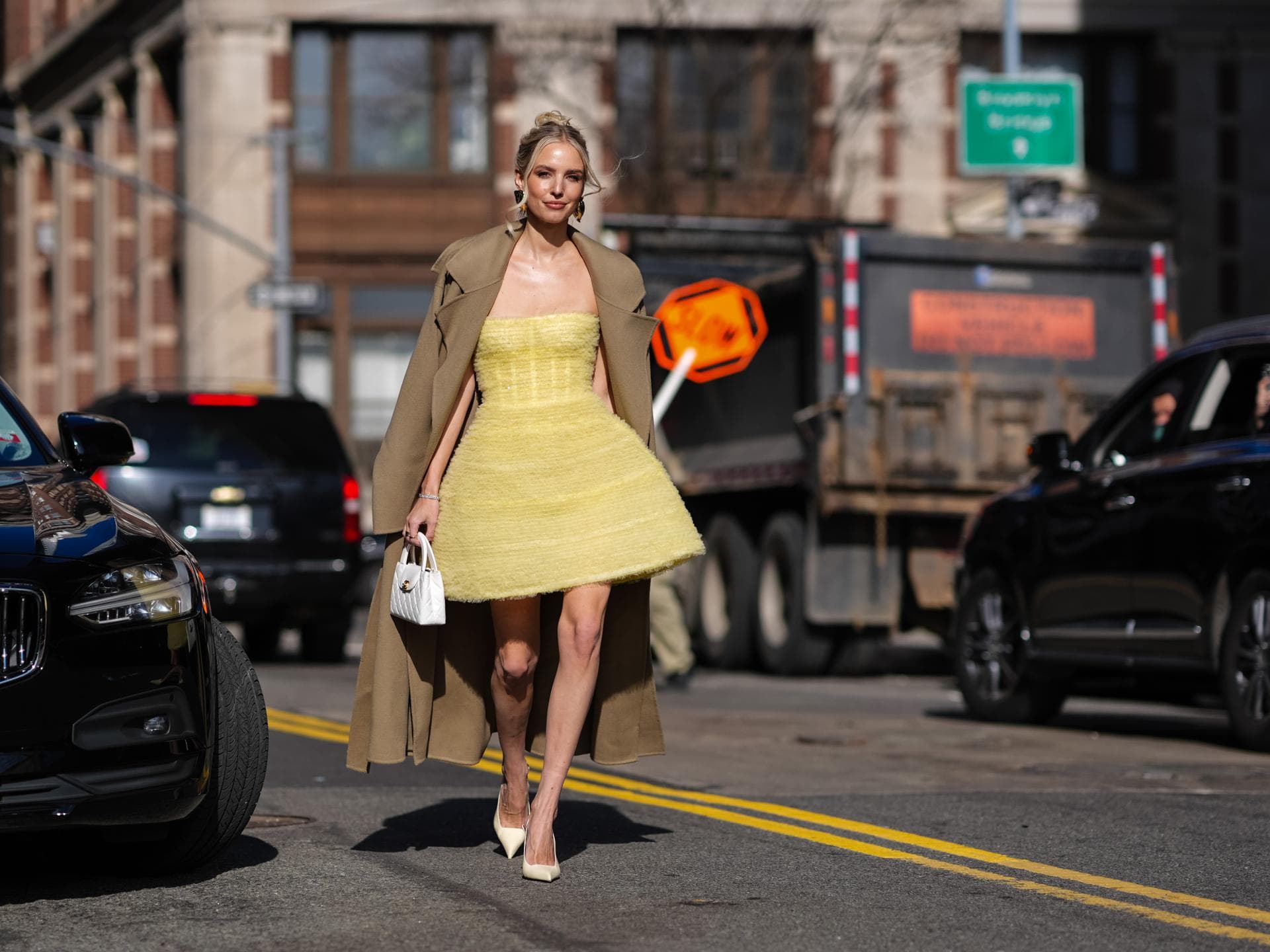 Leonie Hanne in gelbem Kleid Leonie Hanne in gelbem Kleid