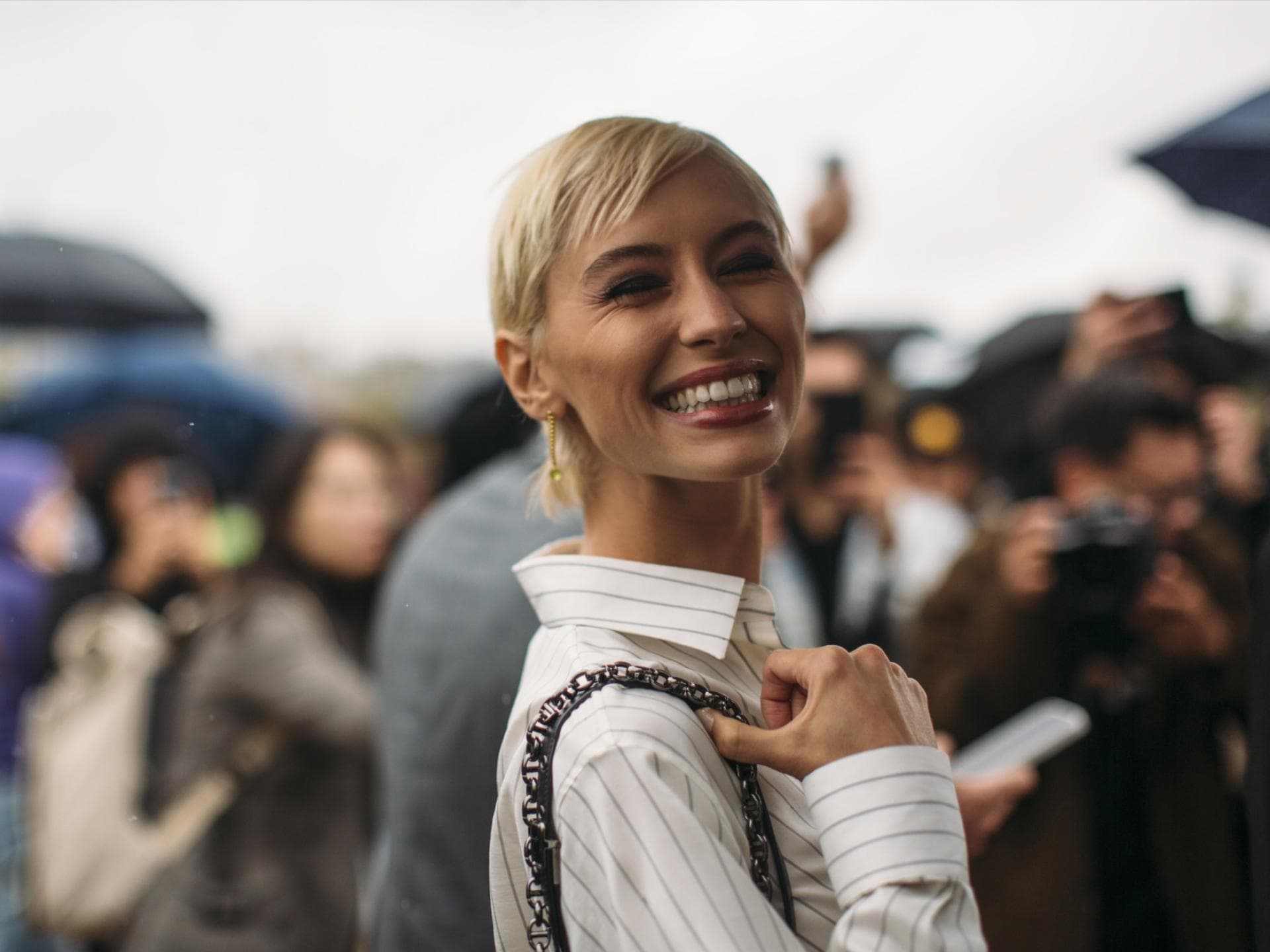 Selftenning Drops: Nach diesem Beauty-Produkt sind gerade alle süchtig Lachende Frau auf der Fashion Week