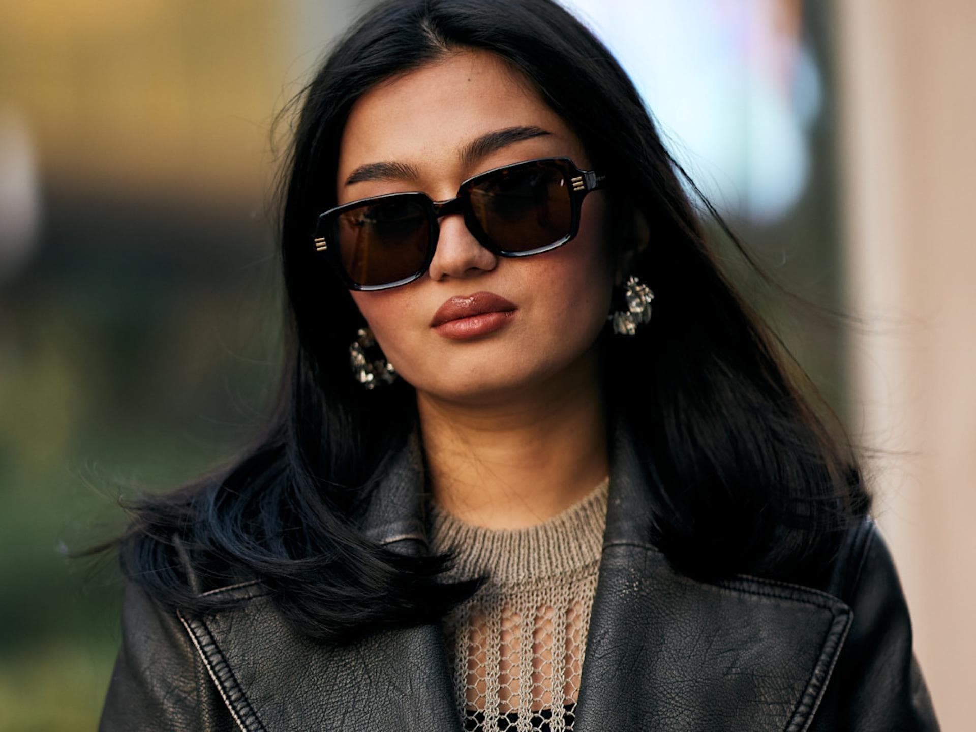 Brauner Lippenstift ist DER Trend 2025 Frau trägt braunen Lippenstift