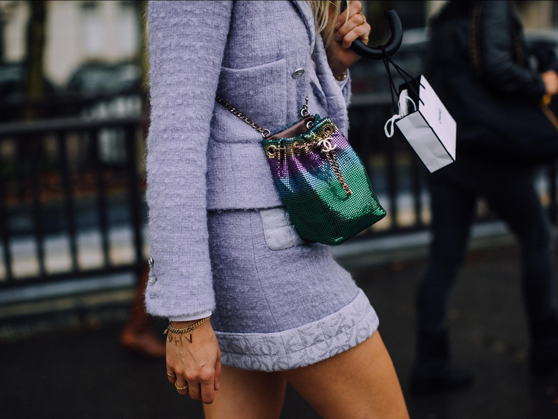 Minirock kombinieren Frau mit lilafarbenen Minirock