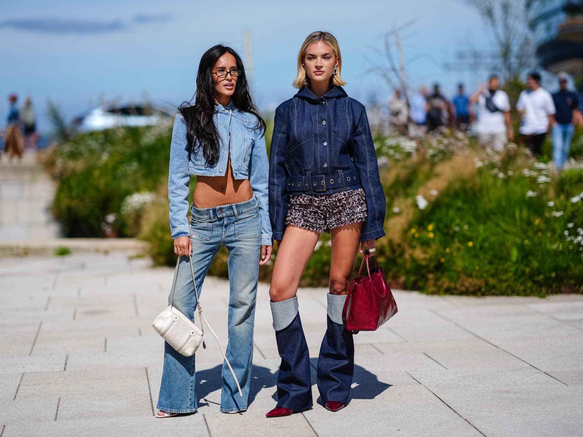 Low-Rise-Jeans kombinieren: Alles über das Comeback der Hüfthosen Zwei stylische Frauen