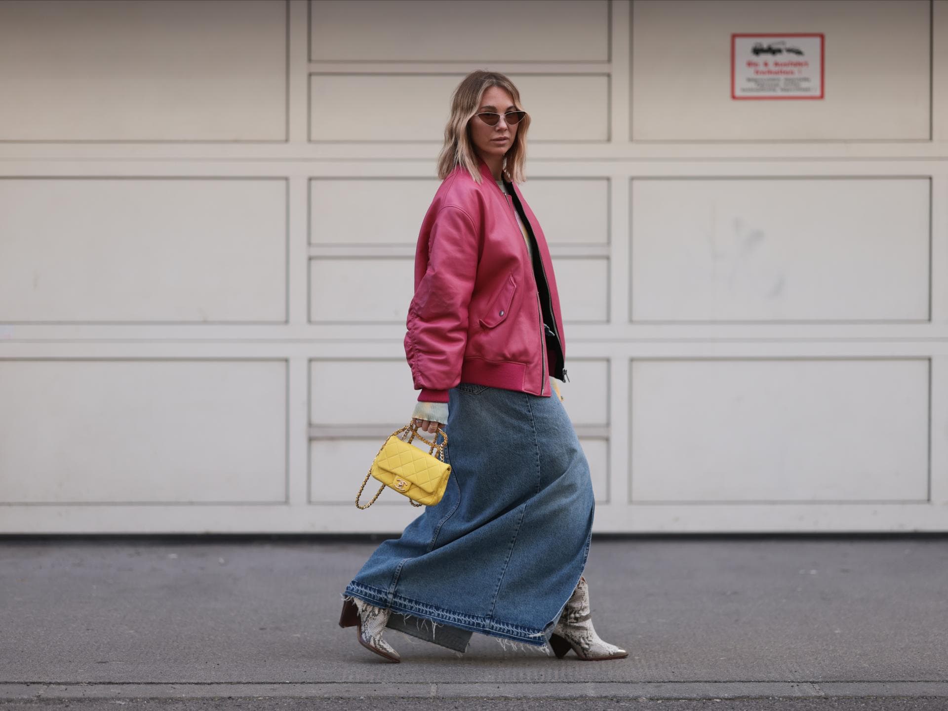 Maxirock kombinieren: Mit diesen Tipps stylst du den Trend-Rock wie ein Modeprofi Frau in einem Maxirock