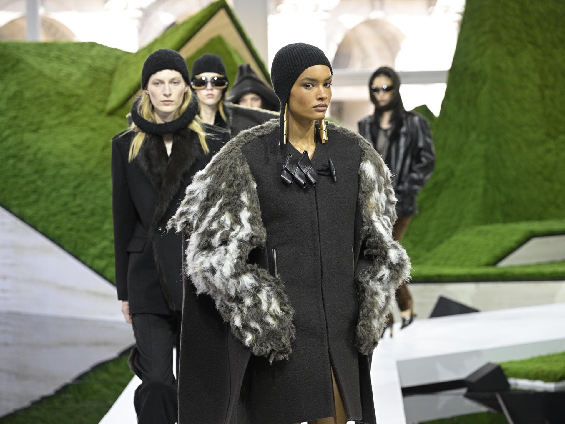 Louis Vuitton bei der Paris Fashion Week: Diese 3 Accessoire-Trends mischen unsere Outfits auf Louis Vuitton bei der Paris Fashion Week: Diese 3 Accessoire-Trends mischen unsere Outfits auf