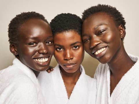 Retinol Retinal Drei Frauen mit strahlender Haut