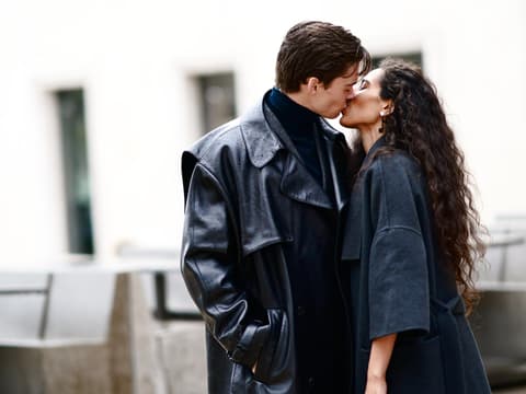 Was mögen Männer beim Küssen Paar küsst sich